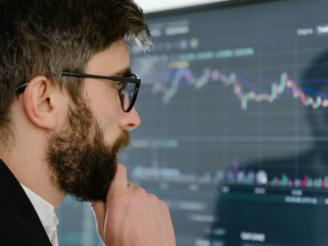 Écran de cotation Euronext Paris montrant le cours, la variation et le volume d'EssilorLuxottica.